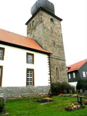 Eicha-Evangelische Kirche - Kirche von Süden mit Kirchturm (Im Kern 14 Jhd-Chorturm mit Turmchor) sowie Langhaus (neuzeitlich auf Vorgängerbasis errichtet)