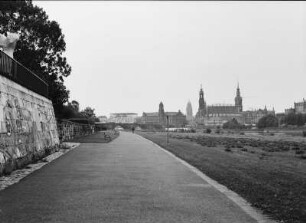 Dresden-Neustadt. Blick vom Neustädter Elbufer zur Altstadt