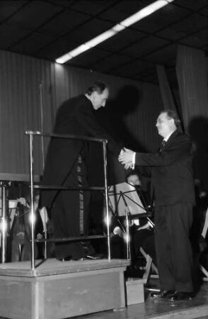 Donaueschingen: Donaueschinger Musiktage; Stadthalle; Oliver Messiaen und Hans Rosbaud auf Podium