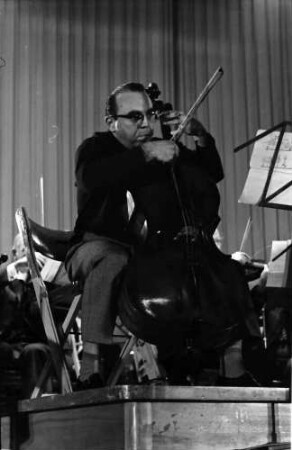 Donaueschingen: Donaueschinger Musiktage; Ernest Bour dirigiert und Siegfried Palm, Violoncello; Uraufführung von Penderecki