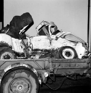 B 404: nach Verkehrsunfall bei Tremsbüttel: Zusammenstoß von zwei Pkws: Wrack von Unfall-Pkw Karmann-Ghia-Cabriolet auf Plattform von Abschleppwagen
