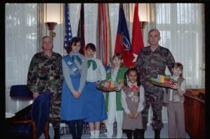 Fotografie: Besuch der Girl Scouts in den Lucius D. Clay Headquarters in Berlin-Dahlem