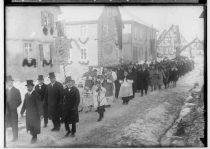 Primizfeier Benzinger 1931; Prozession, im Mittelpunkt Geistlich keit mit Primizbräutchen