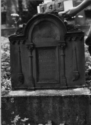 Grabstein 147 (Index: 99790455) Maße HxBxT: 75x70x17 cm Symbolik: nach unten gehaltene Fackeln: Grabstein 147