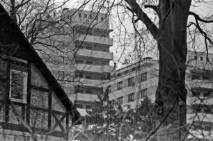 Neuhof: Hochhaus: links davor Giebel eines Fachwerkhauses