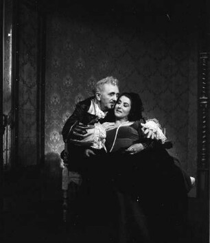 Freiburg: Kammertheater; Prosper Mérimée: Die Sakramentskutsche; Szene; Don Andrès de Ribeira, Vizekönig von Peru (Bernd Schorlemer) und Camilia Perichole, Schauspielerin (Berthe Trüb)