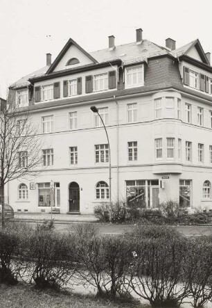 Wohnhaus mit Läden