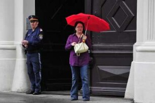 Bundeskanzleramt drei : Am Eingang zum Bundeskanzleramt am Ballhausplatz stehen ein Polizeibeamter und eine Frau. Aufgenommen am 4. September 2009 in Wien