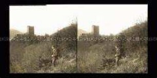 Wanderer mit Blick zur Ruine Kastelburg bei Waldkirch