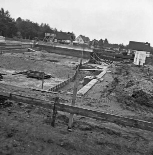 Hallenbad: Soltausredder: Bau: vorn Fundamente des Schwimmbeckens: dahinter Grundmauern des Umkleidetraktes mit Gerüsten: dazwischen Baumaterial: im Vordergrund Bauzaun: im Hintergrund Häuser und Bäume