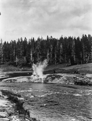 Riverside-Geysir : Blick auf den Riverside-Geysir mit Fumarole am Firehole River im Oberen Geysir-Becken des Yellowstone-Nationalpark.