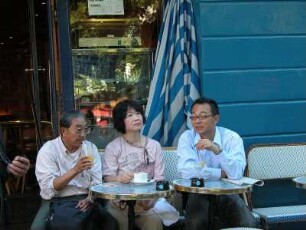 Paris Montmartre, japanische Touristen im Cafe am Place du Tertre