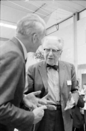 1979 Nobelpreisträgertagung Physik; Gruppen in der Sporthalle: F. Fleck (im Profil), Emilio Segrè
