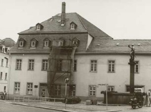 Bergmannsbrunnen "Neuer Anbruch" : Ehem. Gasthof "Zum Ring" (nach 1719) und Marktbrunnen