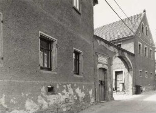 Brabschütz-Merbitz, Merbitzer Ring 2. Bauernhof (2. H. 19. Jh.). Wohnstallhaus, Toranlage (bez. 1869) und Seitengebäude (bez. 1855),
