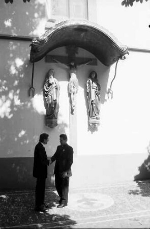 Freiburg: Gespräche vor dem Kruzifix der Martinskirche