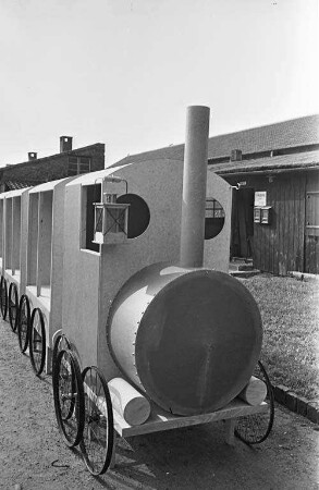 Anfertigung einer Modell-Lokomotive mit sieben Anhängerwagen durch die Schreinerei Engelhardt für die "Landesausstellung Baden-Württemberg" in Stuttgart.