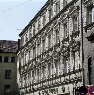 Regensburg. Blick auf die Renaissancefassade eines Wohnhauses