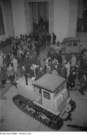 Kettenfahrzeuge aus sowjetischer Produktion auf der Leipziger Herbstmesse 1954