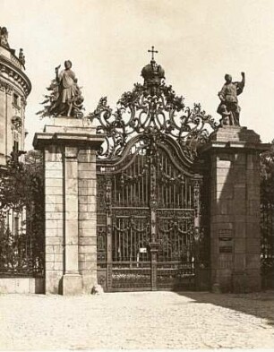 Würzburg, Residenz : Würzburg, Residenzplatz. Neue Residenz (1719-1744; B. Neumann). Mittelbau. Rechtes Tor zum Hofgarten