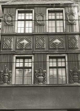 Dresden-Neustadt, Löwenstraße 12/10 / Ecke Bautzner Straße. Doppelwohnhaus mit Laden (1913). Erker (Nr. 12, Bautzner Straße, 2. und 3. Obergeschoß)