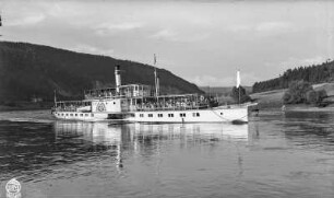 Elbdampfer im sächsischen Elbtal. Personen-Seitenraddampfer "Stadt Wehlen" (1925, Werft Laubegast). Schrägansicht in Fahrt in Böhmen