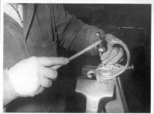 Solingen. Blankwaffenfabrik. Ziseleur bei der Arbeit