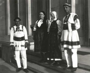 Bukarest, Rumänien. Rumänische Bauern in Tracht vor der Nationalgalerie