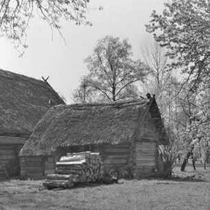 Strohgedecktes Blockhaus des Gehöftes Löwa in Burg-Kauper. : Ze słomu skryte kładźity twar Löwec statoka w Kupaŕskich Bórkowach.