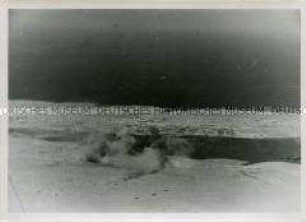 Bombardierung eines Ortes an der nordafrikanischen Küste