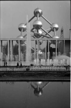 Brüssel: Springbrunnen mit Atomium
