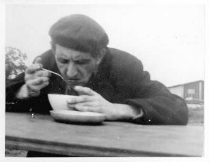 Internierungslager Gurs; Häftling beim Essen