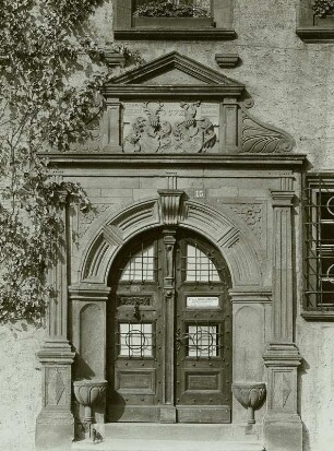 Grimma, Markt 15, Sitznischenportal mit Allianzwappen
