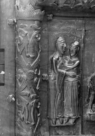 Bronzetür — Linker Flügel mit Darstellungen aus dem Alten und Neuen Testament — 5. Reihe von oben: Heimsuchung, Flucht nach Ägypten und Bischof Alexander von Płock mit Diakonen — Heimsuchung