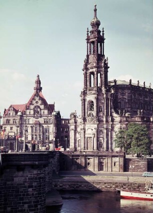Dresden, Georgentor und Hofkirche : Dresden-Altstadt. Blick von der Augustusbrücke zum Schloßplatz mit Georgentor und Katholischer Hofkirche (1737-1755; Gaetano Chiaveri)