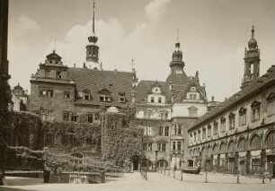 Stallhof mit Kanzlei und Georgentor : Dresden, Stallhof, Blick über den Hof mit Prunkgondel auf Kanzlei und Georgentor mit Hausmannsturm