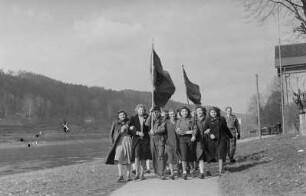 Mitglieder der FDJ während einer Osterfahrt nach Bad Schandau : Wandergruppe am Ufer der Elbe