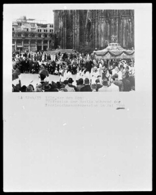 Köln, vor dem Dom: Prozession der Hostie während der Fronleichnamsprozession im Mai 1948