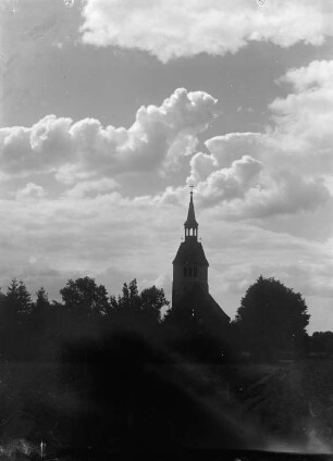 Kirche : Cumulus dahinter Stratocumulus mit Türmen und von der Sonne weiß begrenzten Rändern