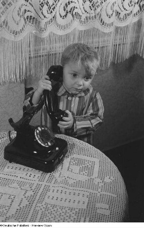 Junge mit einem Telefon