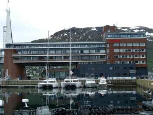 Tromsö: Hafen mit Bürogebäude
