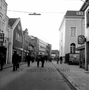 Hindenburgstraße: die Straße als Fußgängerzone am verkaufsoffenen Sonntag: Blick Richtung Osten