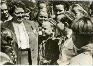 Rosa Thälmann mit Jungen Pionieren