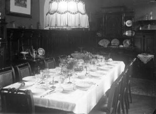 Kattowitz, Friedensstraße 2. Wohnung der Familie Knochenhauer. Speisezimmer mit eingedecktem Tisch
