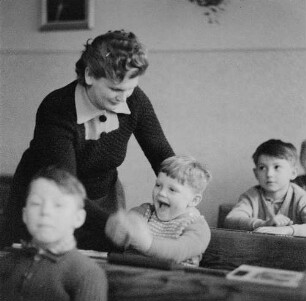 Herzogswalde. Allgemeinbildende polytechnische Oberschule. Schulklasse mit Lehrerin Frau Gotsche