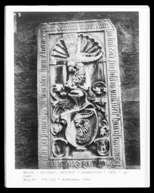 Grabplatte mit einem Wappenrelief