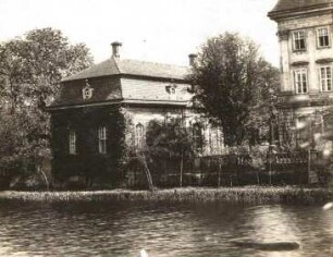 Stift Joachimstein an der Neiße. Gartenhaus : Radmeritz (Radomierzyce). Stift Joachimstein, Gartenhaus. Blick über den Schloßgraben