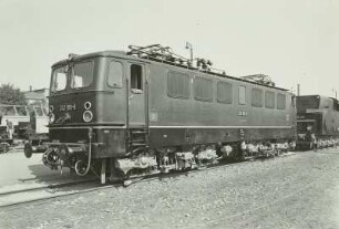Elektrolokomotive 242 100 der Deutschen Reichsbahn : Radebeul. Bahnhof Radebeul Ost. Elektrolokomotive 242 100 der Deutschen Reichsbahn. Höchstgeschwindigkeit 100 km/h; Dauerleistung (bei 76 km/h) 2.740 kW; erstes Baujahr der Baureihe 1962. Fahrzeugausstellung, 1971