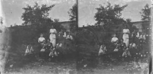 Gruppenbildnis : Gruppenaufnahme von Erwachsenen und Kindern beim Picknick im Freien