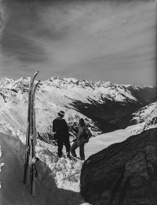 Skiwanderer : Zwei Skiwanderer rasten in den Ötztaler Alpen